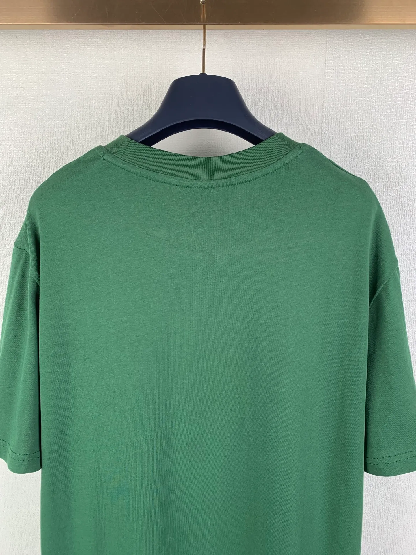 Lacoste crocodile logo short-sleeved T-shirt. Customized combed smooth plain cotton. Smooth and soft. Comfortable. Breathable. The pine dark green that has been deposited by time. The soft tones make people calm and calm. The iconic small crocodile pops up in the heart. The vivid logo contrasts with the calm background. The calm colors show the French style. Cut out the complexity and simplify it. Use solid color as the base and the logo as the print to show the texture and brand heritage in a low-key manner. Process 1: Use the car seal process. Make independent embroidered chapters through computer embroidery, then position them and sew them to fix them on the clothes. They have a strong three-dimensional effect, are strong and washable, and have stable quality. Process 2: The fabrics have been fermented and washed. They have a better hand feel and are not easy to deform, not easy to shrink, not easy to fade, and maintain long-term beauty. Accessories: Customized 1:1 Lacoste crocodile logo Customized 1:1 Lacoste trademark Version: Loose version Size: S M L XL